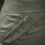 Nærbillede af lomme med lynlås på M-Tac Aggressor Summer Flex Shorts i grøn rip-stop stof.