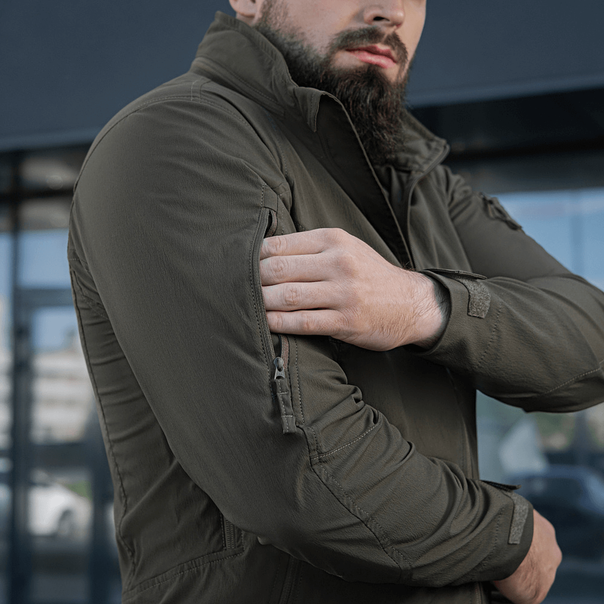 Mand iført M-Tac Flash Jakke med praktisk design, ideel til sport og hverdag, uden velcrofelter på ærmerne