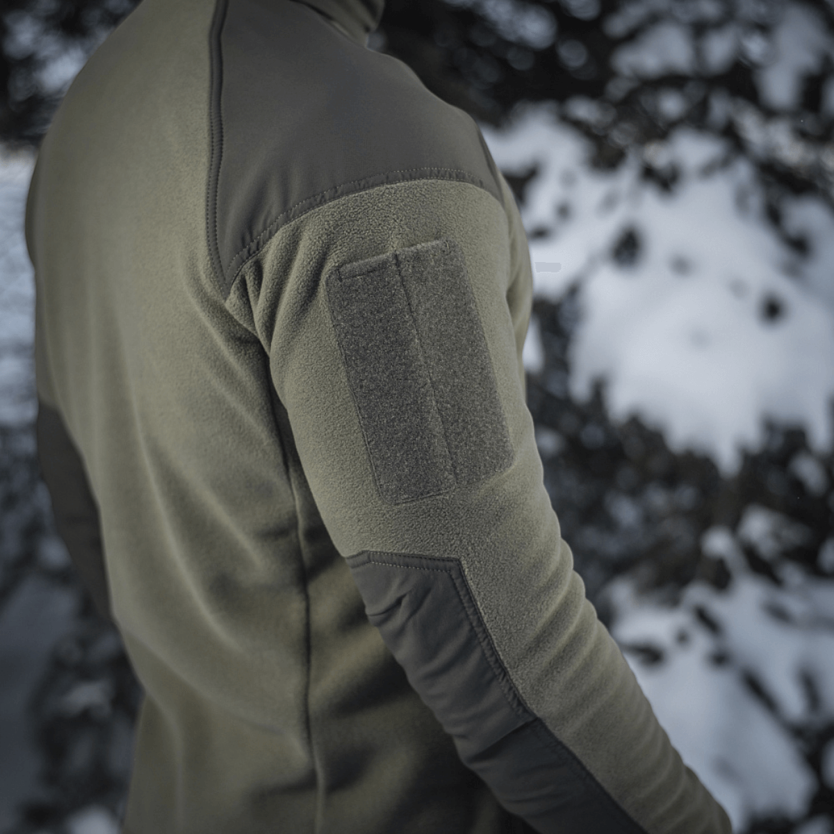 M-Tac Combat Fleece Jakke med vindtæt stof og innovativ Himates fleece for varme og åndbarhed i vinterlandskab.