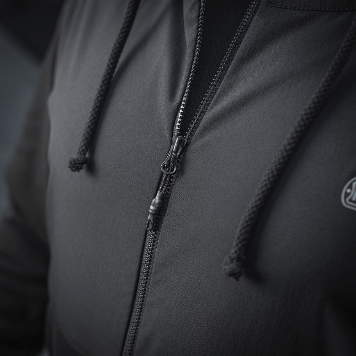 M-Tac Pilgrim Bomberjakke detalje med central lynlås og hætte for komfort og beskyttelse mod kulde.