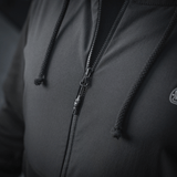 M-Tac Pilgrim Bomberjakke detalje med central lynlås og hætte for komfort og beskyttelse mod kulde.