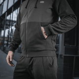 M-Tac Pilgrim Bomberjakke til mænd, stilfuld jakke perfekt til sport og hverdag, med central lynlås og rummelige lommer, set udendørs.