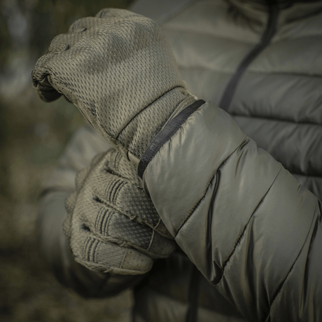 M-Tac Stalker Gen.III Jakke i miljø, viser isolering og YKK lynlåse for komfort og stil ned til -15°C. Perfekt til overgangssæsonen.