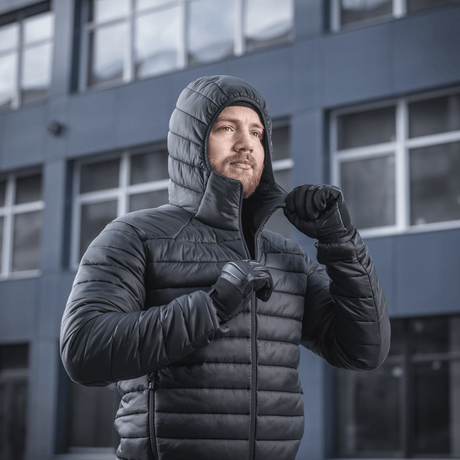 Mand iført M-Tac Stalker Gen.III Jakke foran en moderne bygning, klar til overgangssæson med stil og komfort op til -15°C.