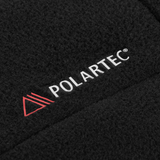 Nærbillede af M-Tac Combat Fleece Polartec Jakke med Polartec-logo og varm, holdbar 200 g/m² fleece i sort materiale.
