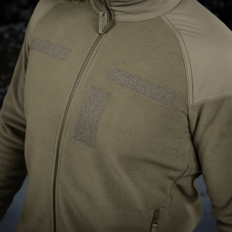 M-Tac Combat Fleece Polartec Jakke i olivengrøn med velcro-paneler og YKK lynlåse. Perfekt til taktisk og casual brug.