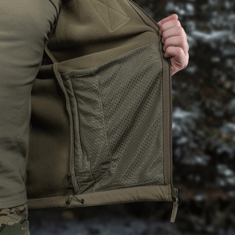 M-Tac Combat Fleece Polartec Jakke med termoregulerende mesh og YKK lynlås, velegnet til taktisk og casual brug. Varm og slidstærk jakke.