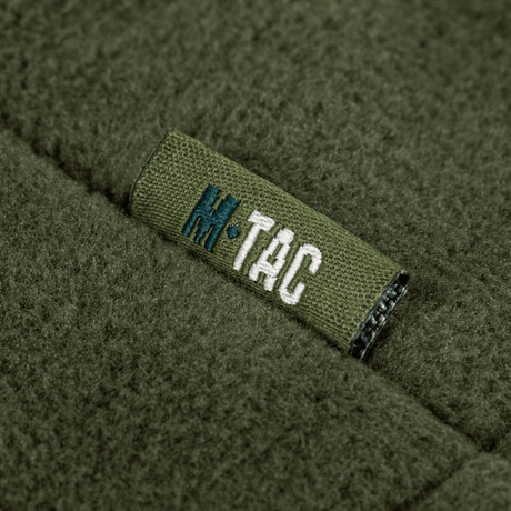M-Tac Combat Fleece Polartec Jakke logo på grøn fleece stof.