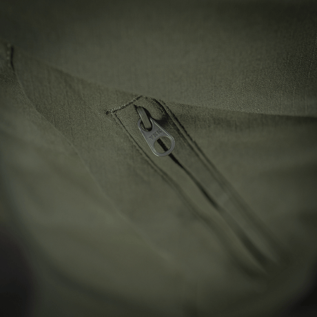 Nærbillede af lynlåsdetalje på M-Tac Bukser Aggressor Summer Flex Dame, viser kvalitets YKK-lukninger i grøn rip-stop nylonstof.