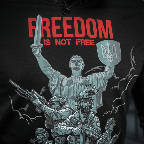 M-Tac Hoodie Freedom med militærinspireret design og "Freedom is Not Free" tryk, ideel til hverdagsbrug og friluftsliv.