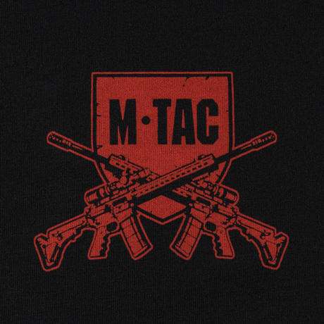 Rødt M-TAC logo med krydsede rifler, en del af M-Tac Hoodie Freedom's militærinspirerede design. Ideel til hverdagsbrug og friluftsliv.