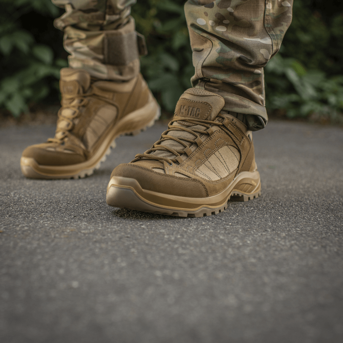 M-Tac Sneakers Tactical Demi-Season Pro Line i brug under taktiske aktiviteter med slidstærke suede- og Cordura-materialer.