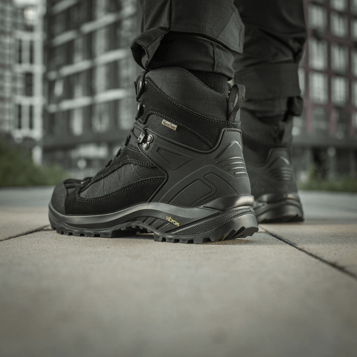 M-Tac Taktiske Demi-Season Støvler Pro Line med stærk Vibram-sål i bymiljø – slidstærkt og fugtresistent design til taktiske opgaver.