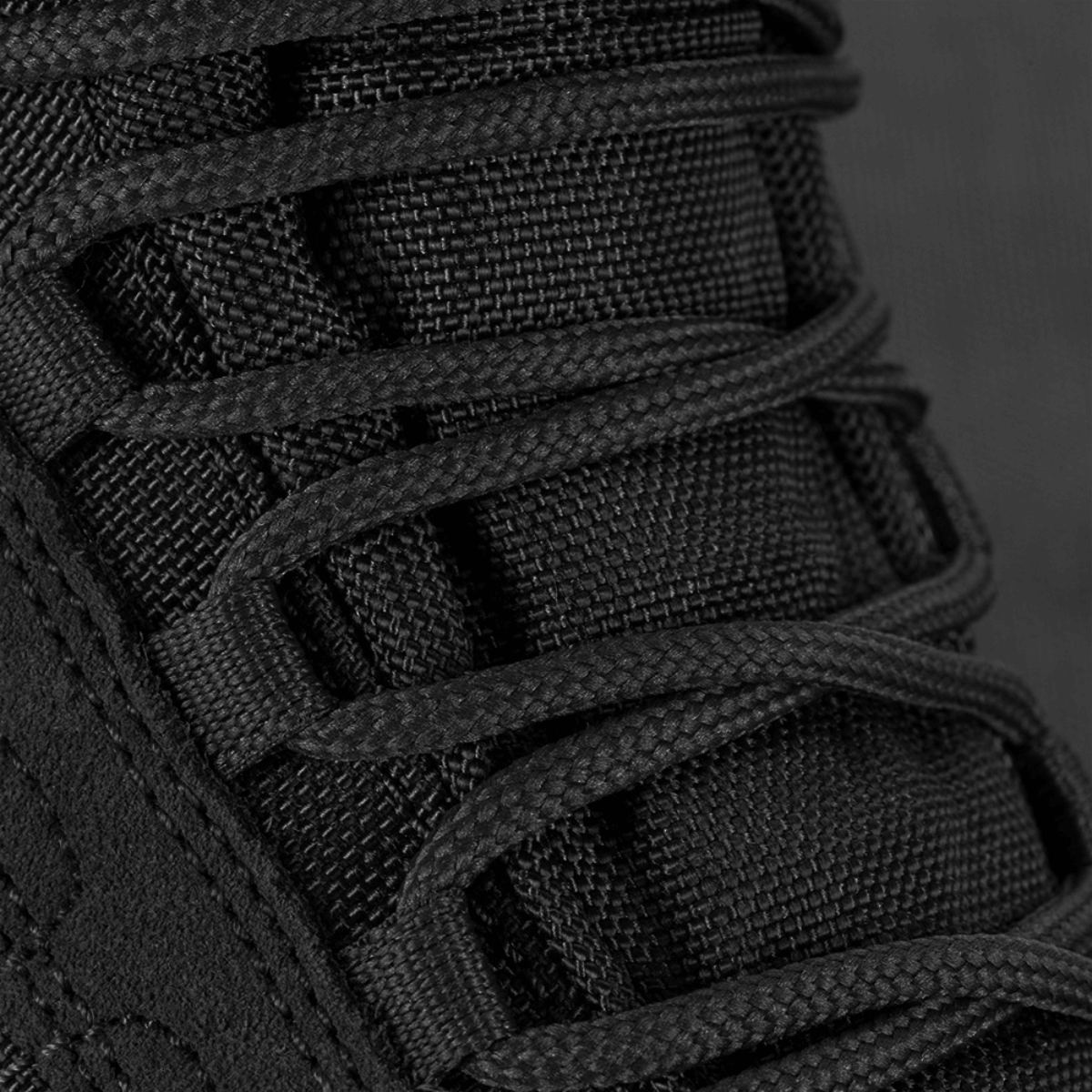 Nærbillede af snørebånd på M-Tac Taktiske Demi-Season Støvler Pro Line i sort Cordura og suede materialer.