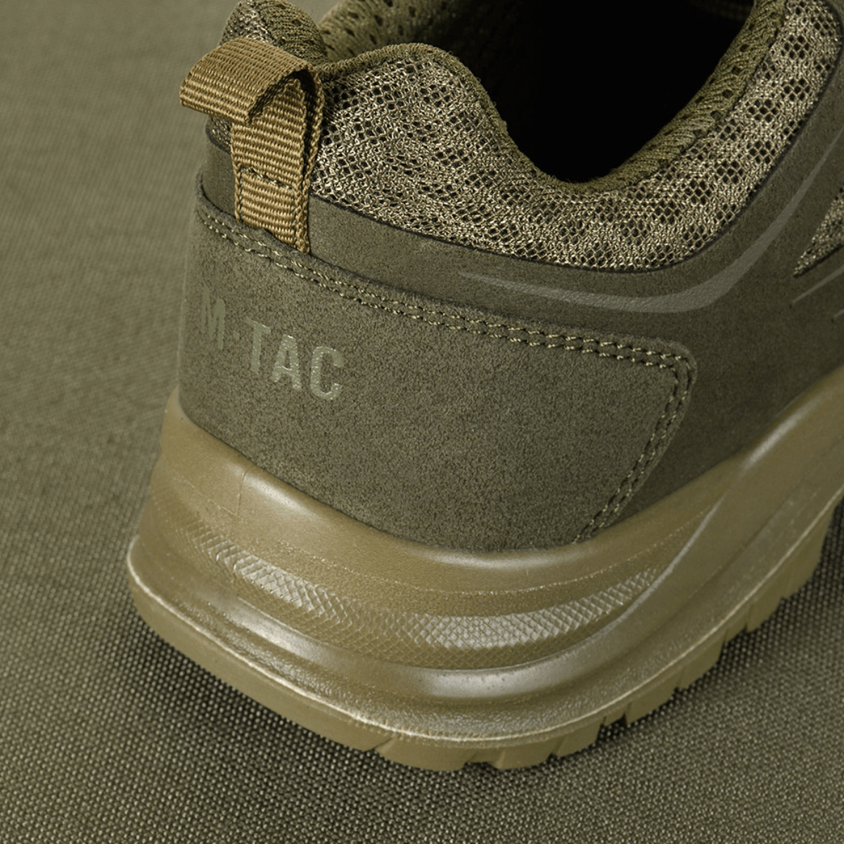 Nærbillede af M-Tac Tactical Sneakers IVA i oliven, slidstærke sko med syntetisk nubuck og åndbart mesh til trekking og outdoor.