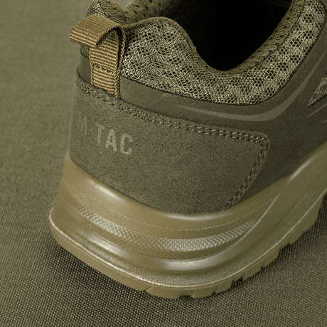 Nærbillede af M-Tac Tactical Sneakers IVA i oliven, slidstærke sko med syntetisk nubuck og åndbart mesh til trekking og outdoor.
