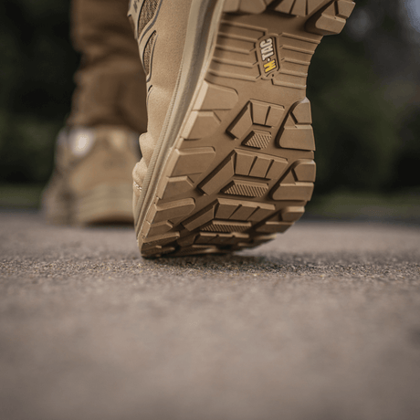 "Nærbillede af M-Tac Tactical Sneakers IVA med slidstærkt to-komponent sål under udendørs aktiviteter"