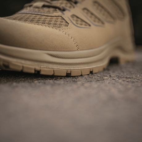 M-Tac Tactical Sneakers IVA nærbillede af slidstærkt mesh og nubuck overdel, ideel til trekking og udendørsaktiviteter.