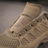 M-Tac Tactical Sneakers IVA i nærbillede viser åndbar mesh og forstærket tå, ideelle til trekking og outdoor brug, sand farve