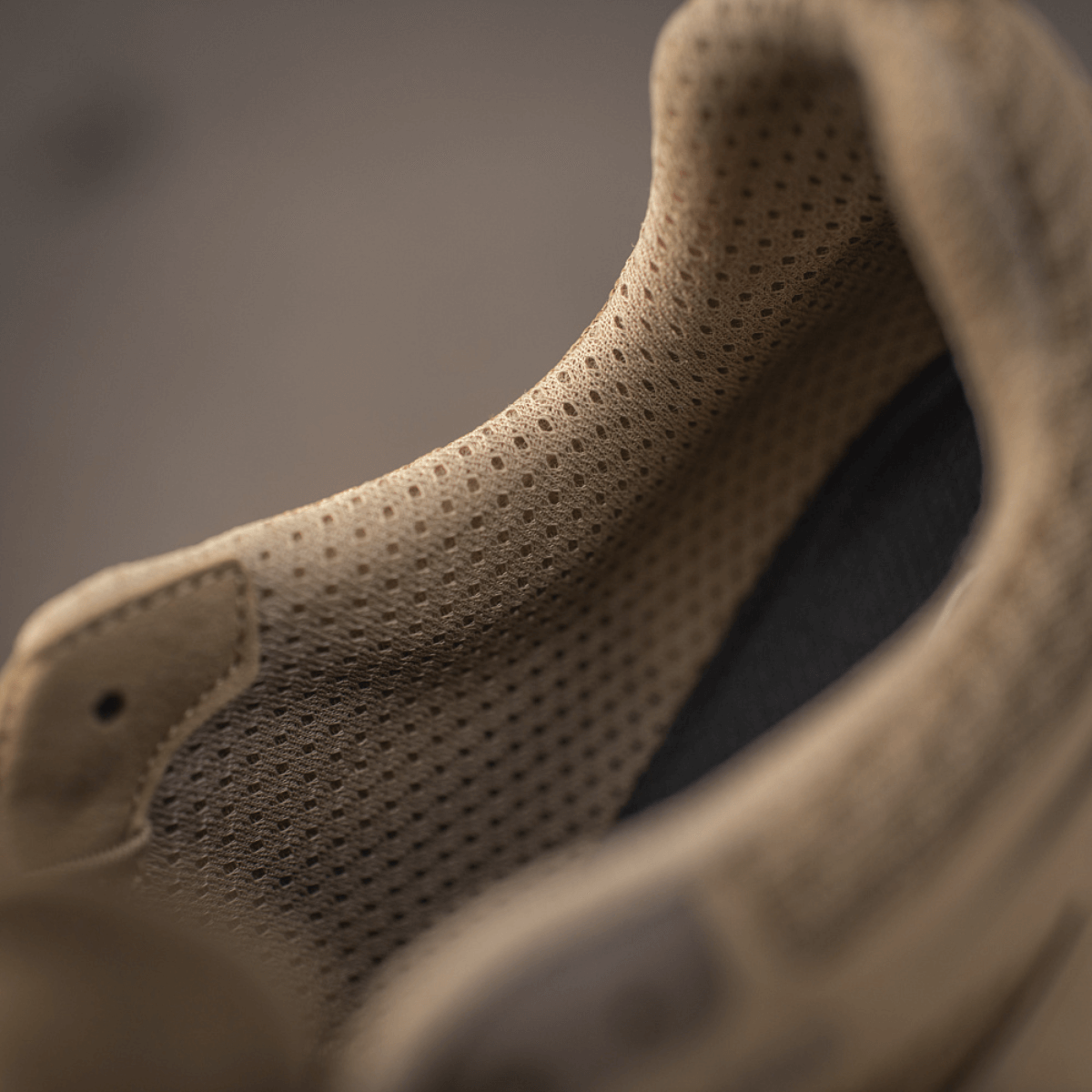 Detaljebillede af M-Tac Tactical Sneakers IVA med åndbar mesh-overdel og syntetisk nubuck for forbedret ventilation og beskyttelse.