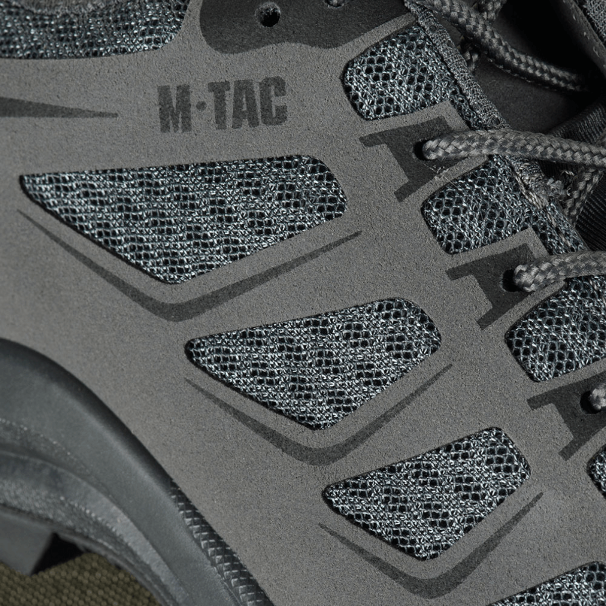 M-Tac Tactical Sneakers IVA med åndbart mesh og syntetisk nubuck overdel, ideel til outdoor-aktiviteter.