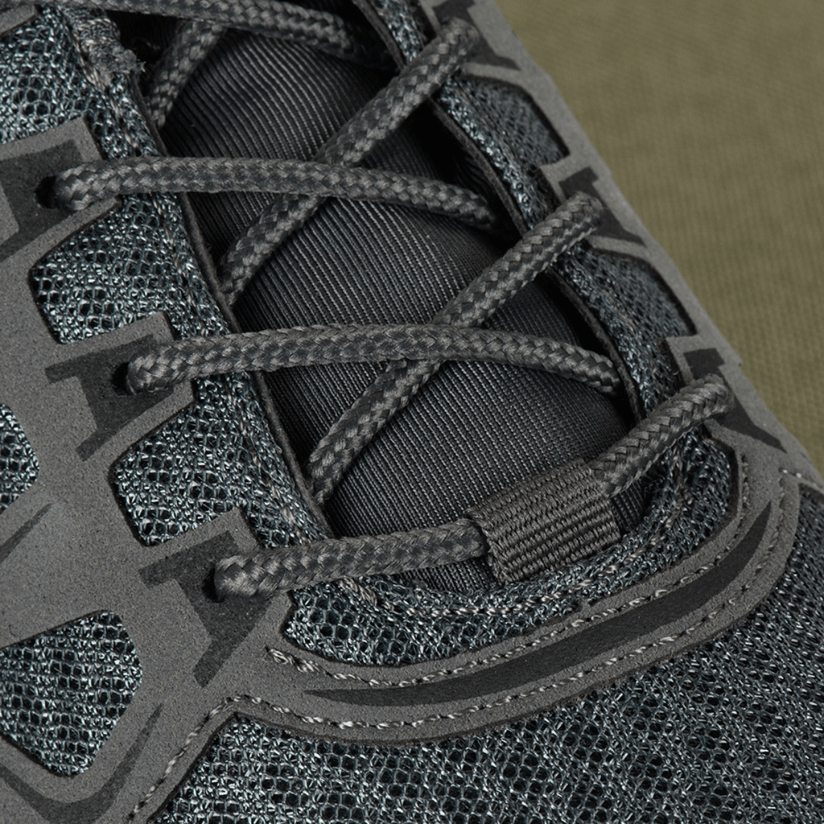 Detalje af snørelukning på M-Tac Tactical Sneakers IVA med åndbar mesh og syntetisk nubuck overdel.