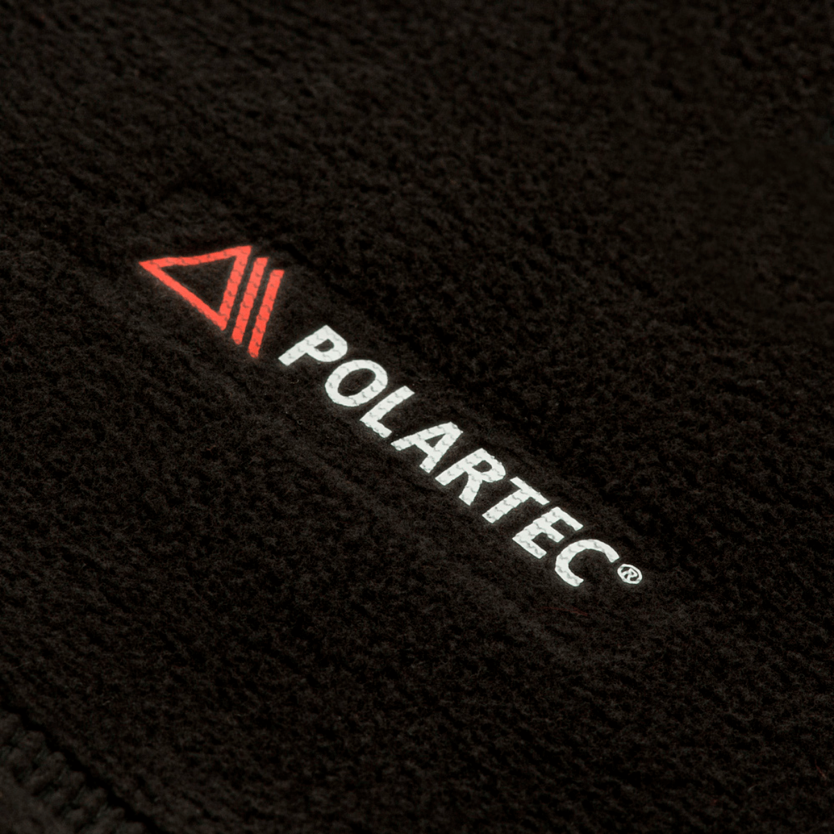 Nærbillede af M-Tac Tube Scarf Polartec med Polartec® Micro fleece materiale, der viser logoet på det varme, multifunktionelle halstørklæde.
