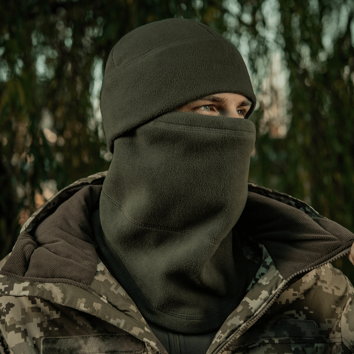 Mand iført M-Tac Anatomisk Snood Justerbar Elite Fleece (320 g/m²) i skov, fremragende til koldt vejr