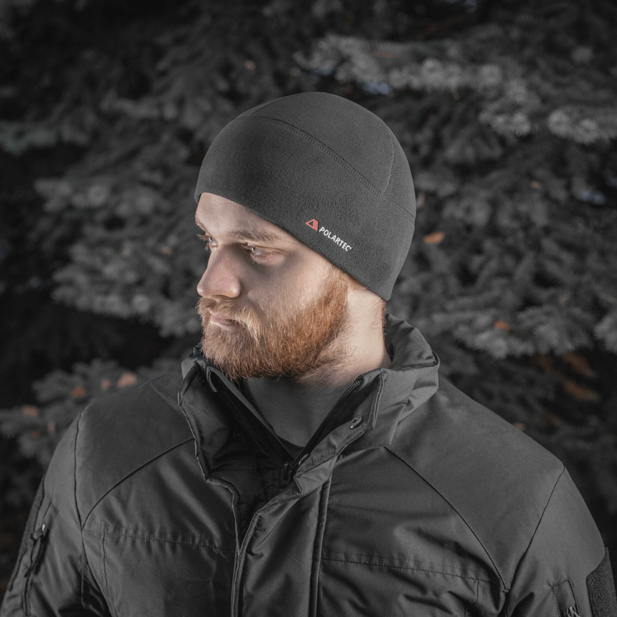Mand iført M-Tac Fleece Watch Cap Light Polartec i vinterlandskab