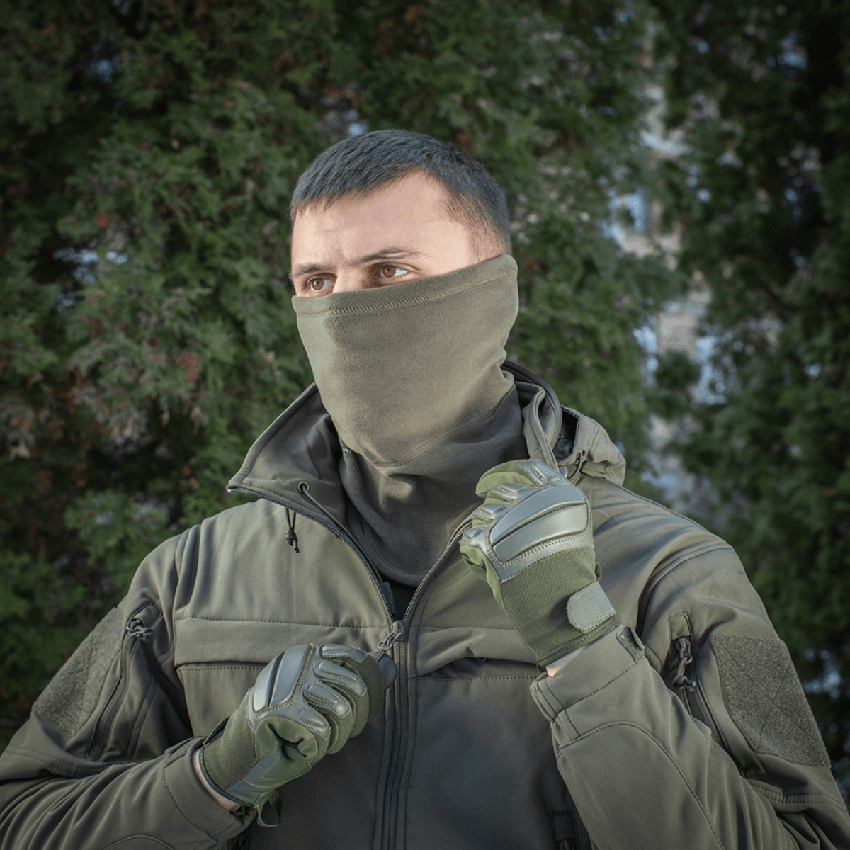 Mand iført M-Tac Polartec Anatomic Tube Scarf i naturmiljø