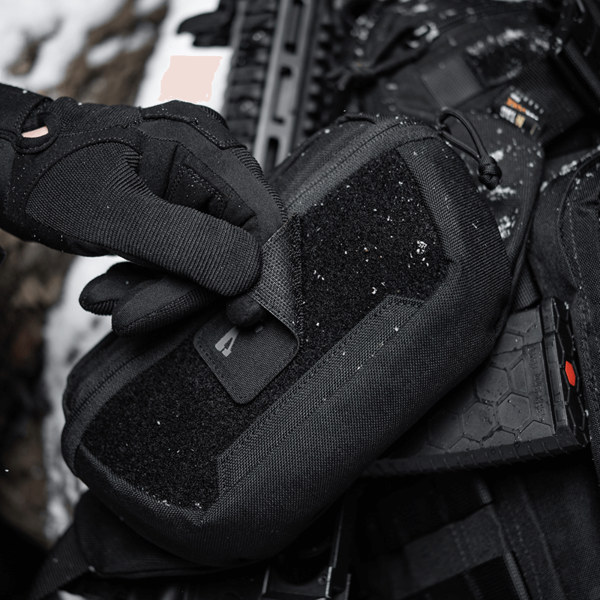 Taktisk udstyr med M-Tac AR-15 223/5,56 Laser Cut Patch i sneklædt miljø