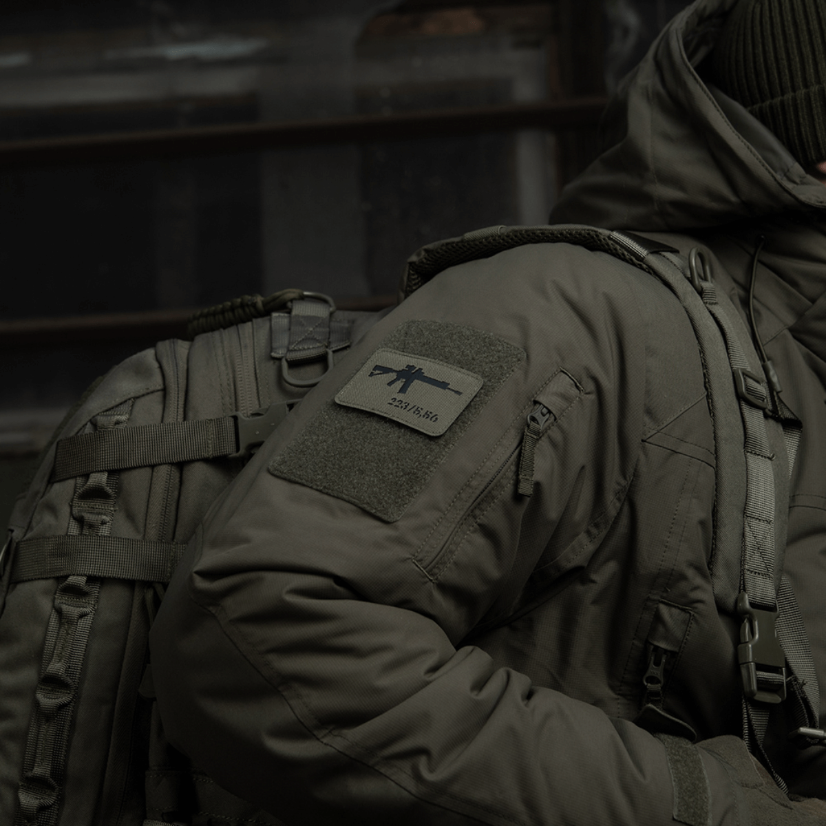 Taktisk jakke med M-Tac AR-15 223/5,56 Laser Cut Patch, fastgjort med Velcro til skulder, militær stil.