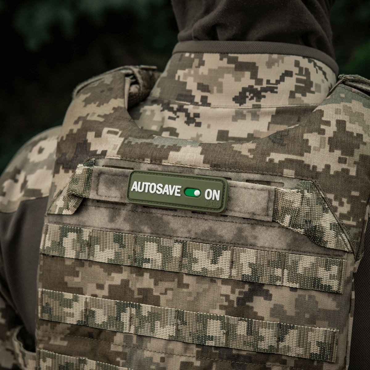 M-Tac Patch Autosave PVC på militærvest med camouflageprint, 3D morale patch med Velcro bagside til nem fastgørelse.