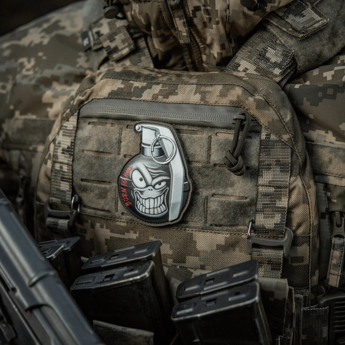 M-Tac Patch M67 Granat 3D PVC på taktisk vest, humoristisk design, militærfans, morale patch, velcro fastgørelse, militær gear.