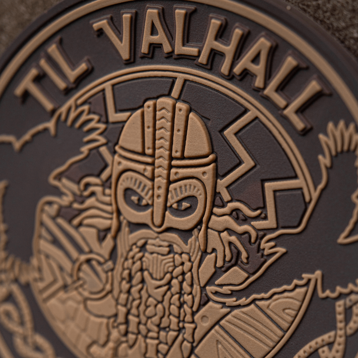 M-Tac Patch Til Valhall PVC hylder norske soldater med 3D-design i PVC, perfekt til uniform eller taske, diameter 80 mm, med velcro-bagside.