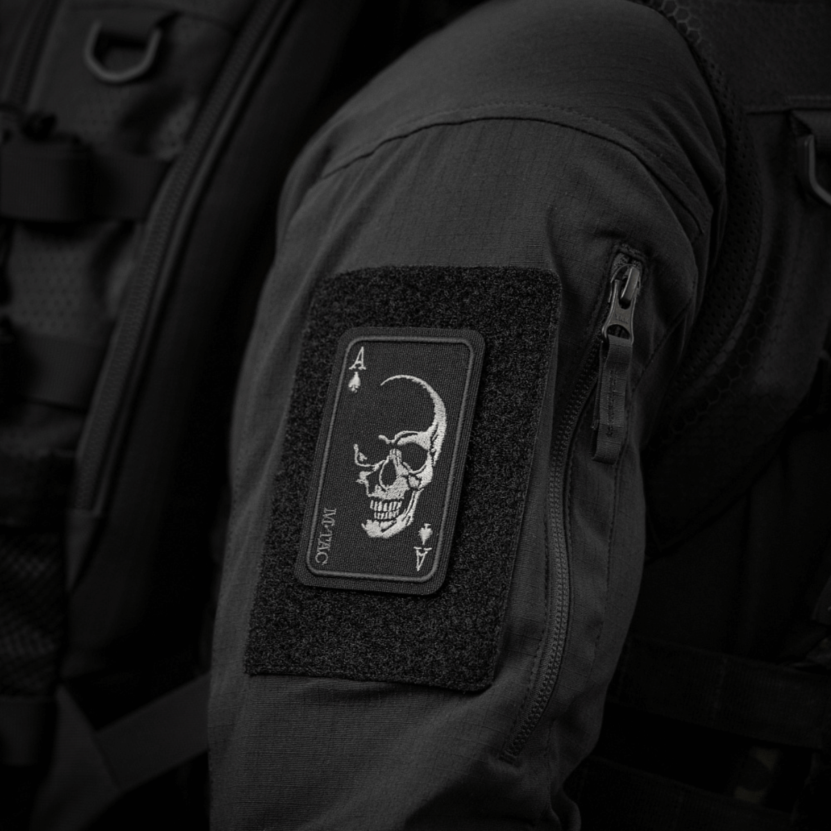 M-Tac Patch Face of War (Broderi) på jakkearm med kraniesymbol inspireret af "card of death" fra Vietnamkrigen, broderet på Cordura 500D.