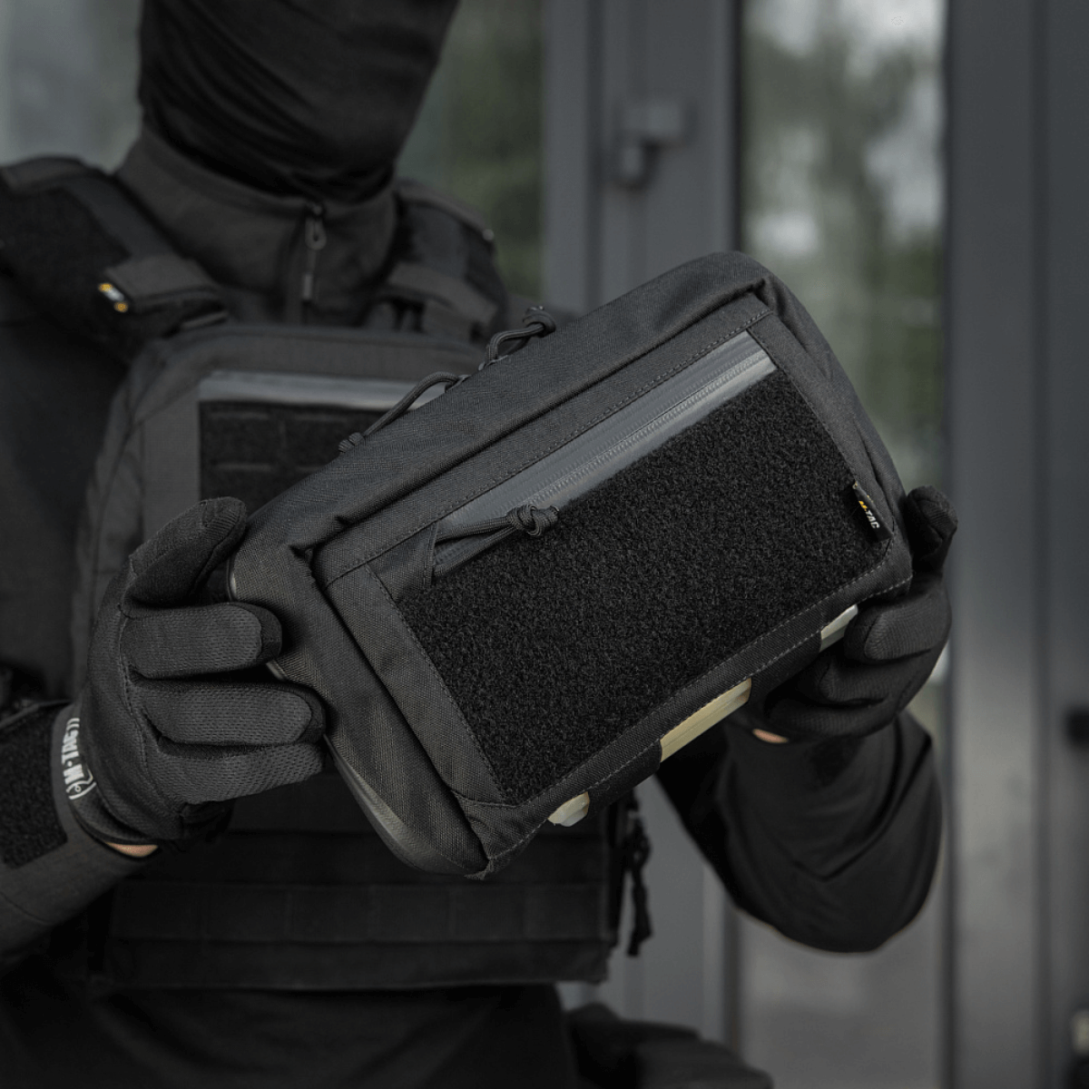 Person holder M-Tac Admin Pouch Large Elite Gen.II, designet til effektiv opbevaring med robuste materialer og modulære tilbehørsmuligheder.