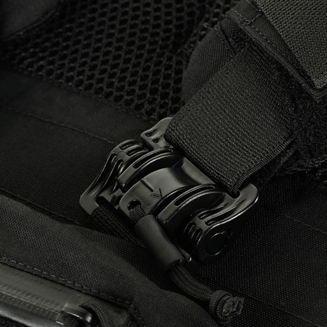 Hurtig-lås 2M ROC spænde på en M-Tac Plate Carrier Cuirass FAST QRS XL Gen.II, lavet af slidstærk Cordura 500D.