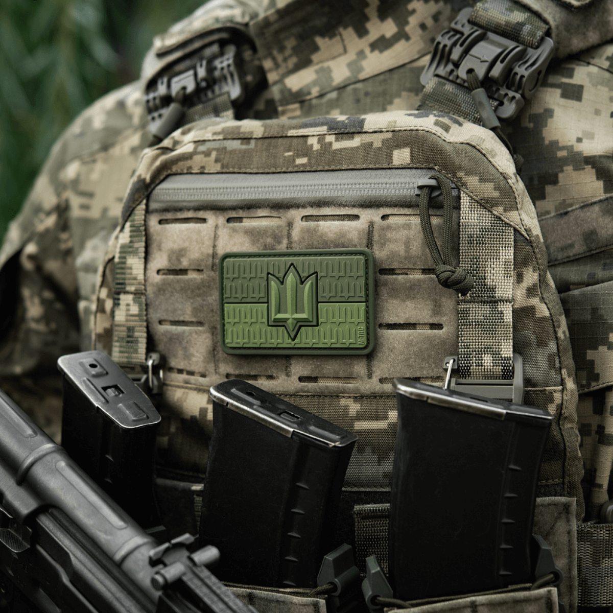 M-Tac patch Ukraine Flag med ZSU Trident PVC på camouflage vest, symboliserer ukrainsk stolhed og uafhængighed.