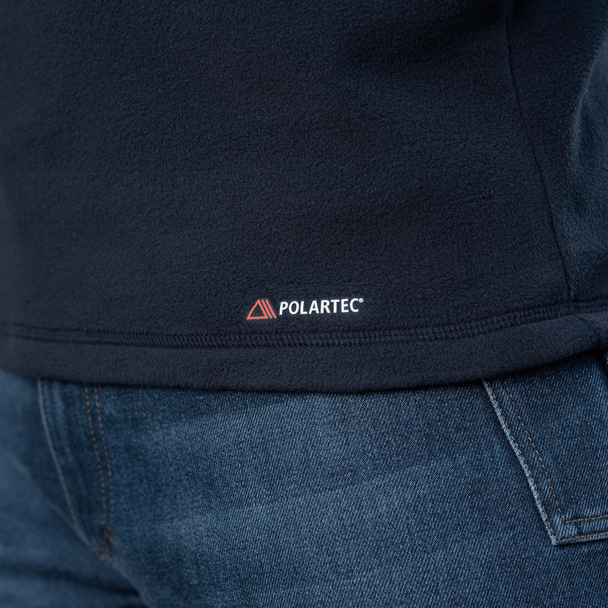 Nærbillede af M-Tac Delta Polartec Fleecejakke fremstillet af Polartec® Micro Series-fleece med diskret Polartec-logo på sømmen.