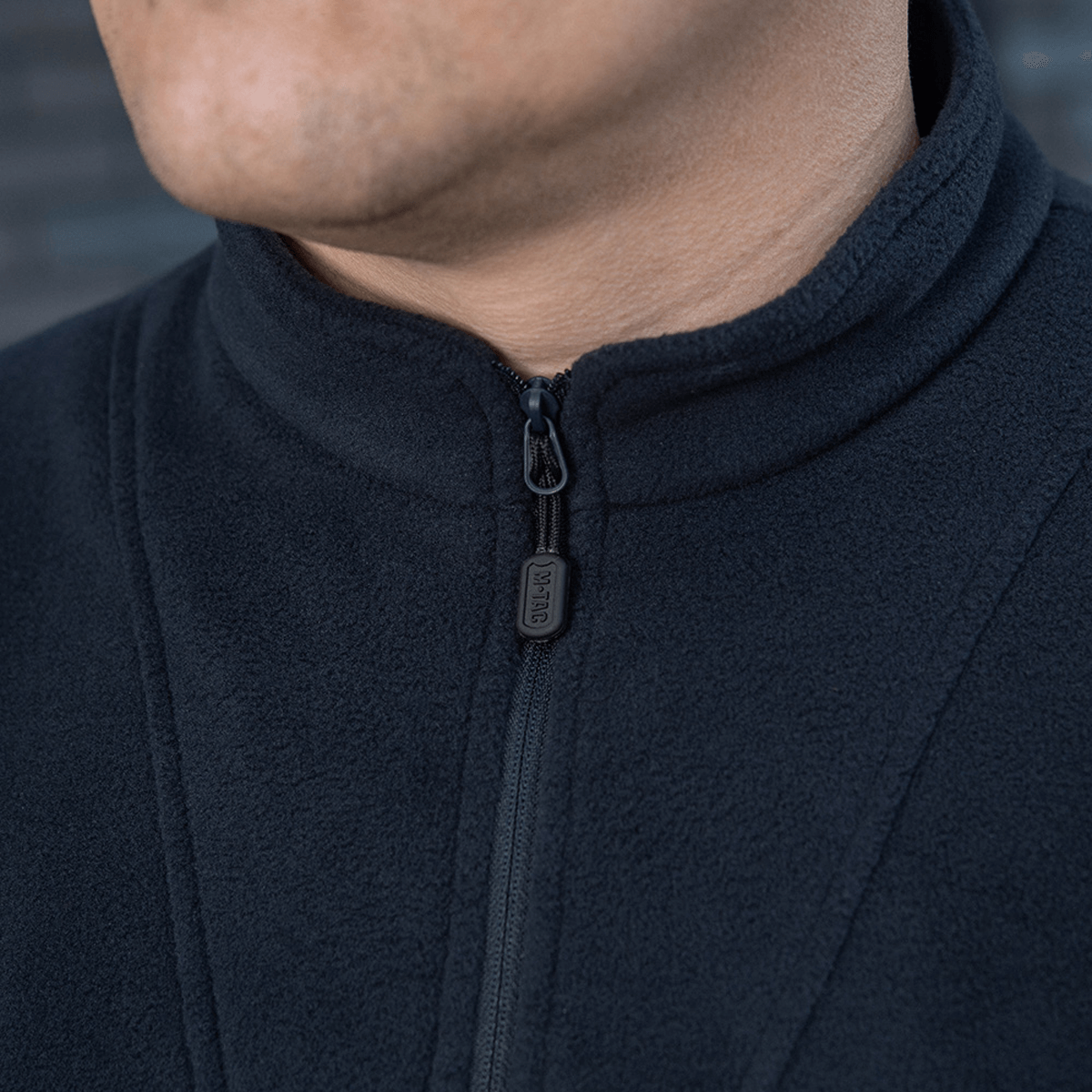 Nærbillede af M-Tac Delta Polartec Fleecejakke, der viser den bløde fleece og halv lynlås, ideel til kolde dage.