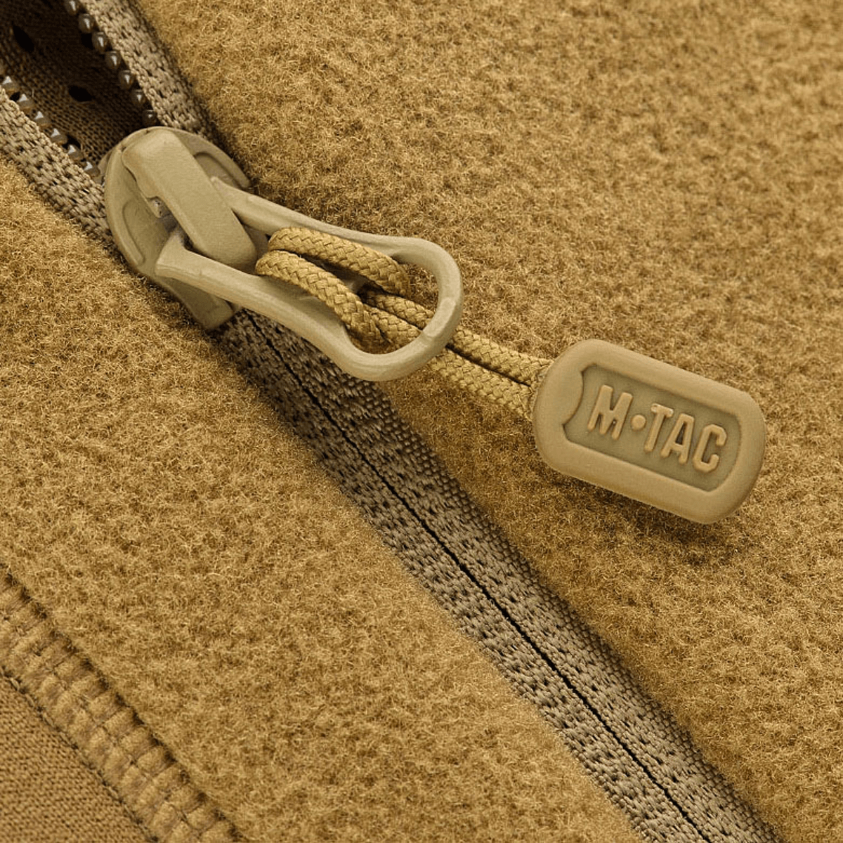 Lukkedetalje på M-Tac Polartec Sport Fleecejakke, der viser holdbar lynlås og premium Polartec® 200 Series fleece.
