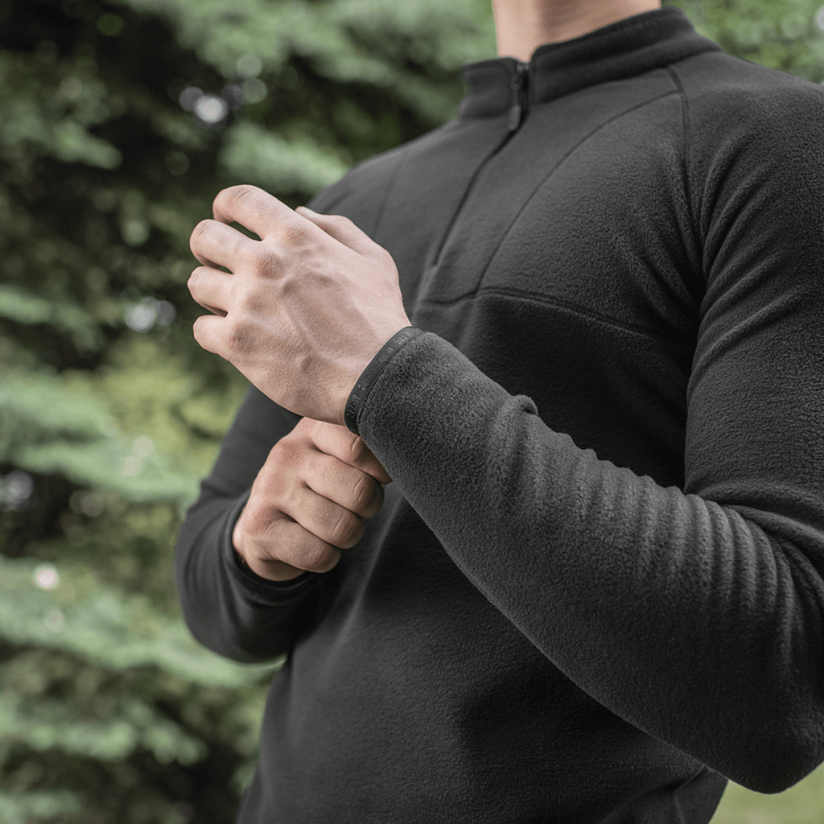 Mand iført sort M-Tac Delta Polartec Raglan Jakke i Micro Series fleece, perfekt til hverdag og udendørs brug, med lynlås og høj krave.