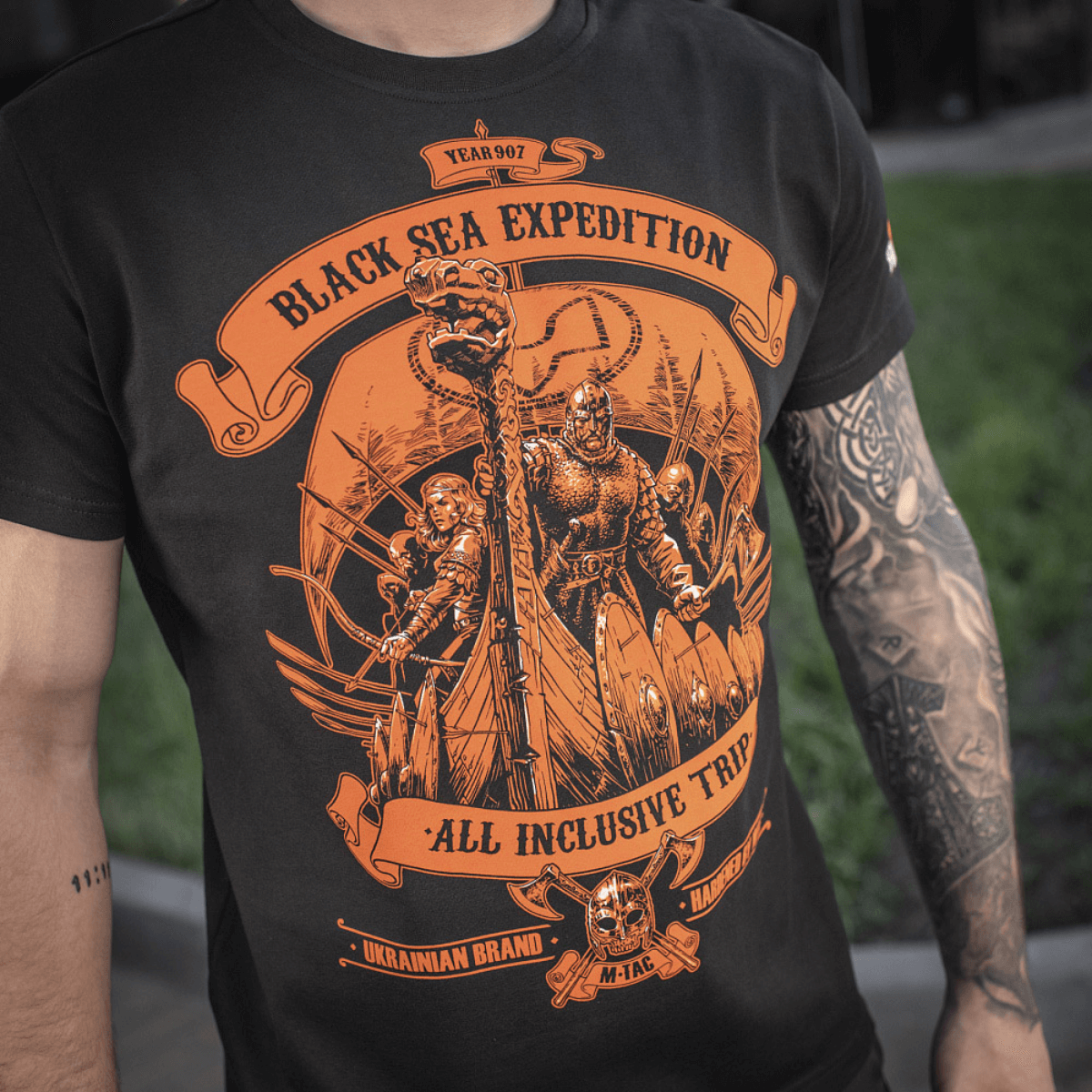 M-Tac T-shirt Black Sea Expedition med unikt orange print, ideel til jagt og sport, fremhæver muskelkonturer og sikrer komfort.