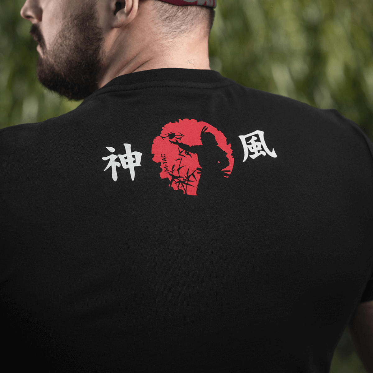 M-Tac T-Shirt Kamikaze Spirit med samurai og japansk skrift på ryggen.