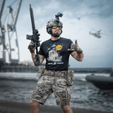 M-Tac T-Shirt Surf Club med specialstyrkesoldat på surfbræt, bærer AR-15, hjelm og vest, designet til stil og symbolik.