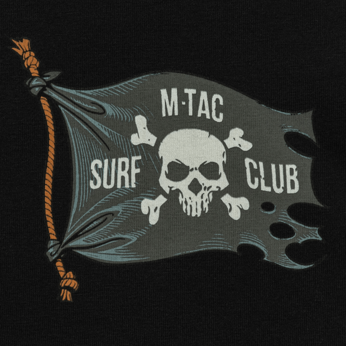 M-Tac T-Shirt Surf Club design med dødningehoved og flag, symboliserer stil og symbolik inspireret af klassiske krigsfilm og surfing. Sort baggrund.