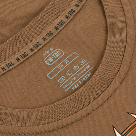 Nærbillede af M-Tac T-Shirt Odin etiket design, der viser størrelse og materialekomposition. Fremstillet af M-Tac.