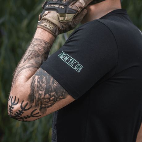 M-Tac T-Shirt Odin Mystery med motiv fra nordisk mytologi, Odin og ravnene Hugin og Munin, lavet af blød bomuldsblanding, høj komfort.