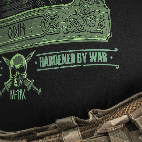Detaljer af M-Tac T-Shirt Night Vision med Odin-print og teksten 'Hardened by War' i nordisk stil.